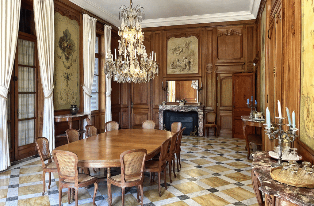 La salle à manger du château pour votre mariage dans l'aude